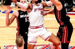 关于热火夺得胜利，活塞遭遇逆转失利的信息