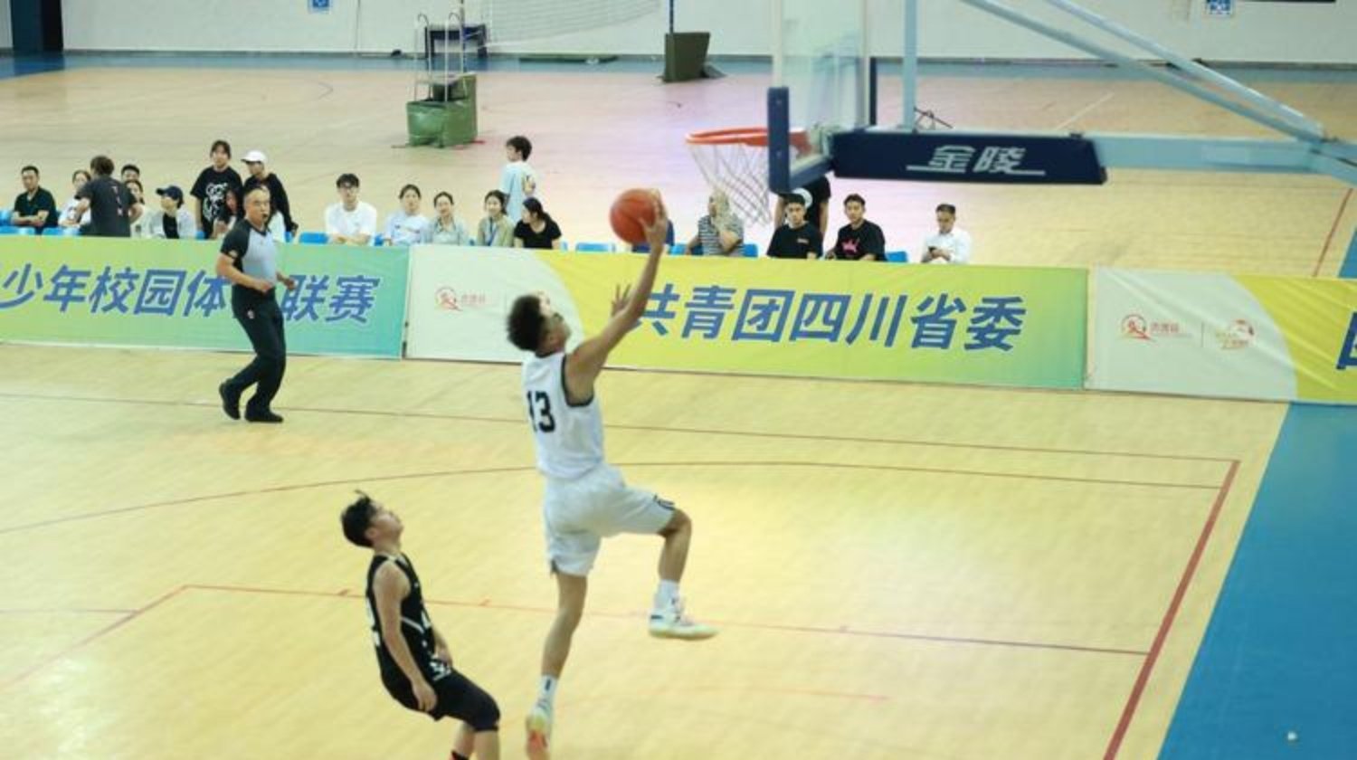四川男篮在比赛中展现出团队力量 四川男篮在比赛中展现出团队力量