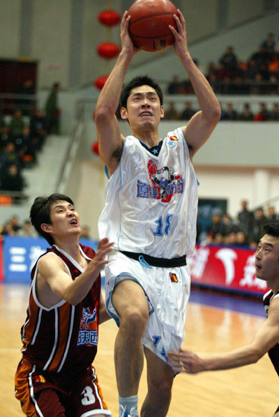 包含陕西篮球队员士气高昂，为胜利而拼搏的词条