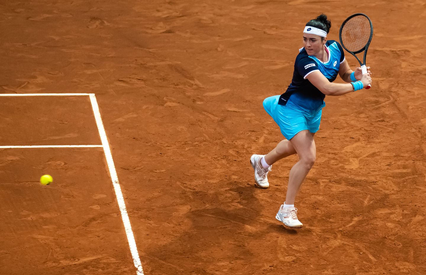 关于突尼斯游泳运动员以坚韧毅力游出第五名的信息